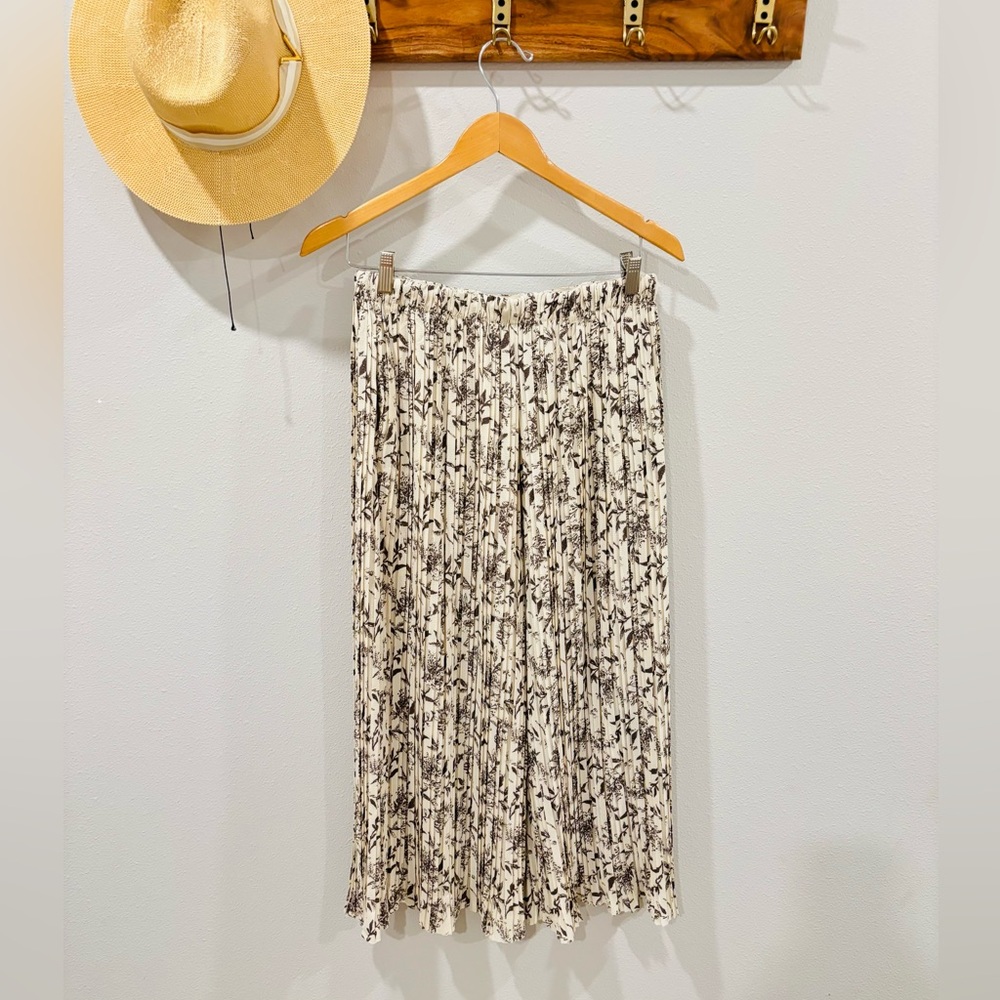 Stitch‎ Fix Cream  Alice Blue Pleated Palazzo Pants taupe and cream color size M